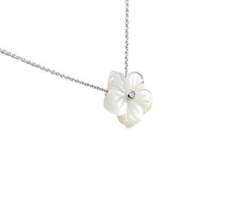 Collier Fleur de Nacre or blanc sertie d'un diamant naturel