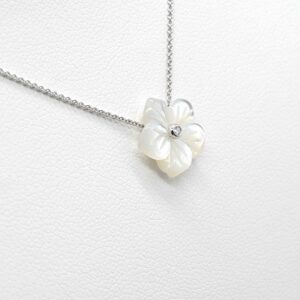 Collier Fleur de Nacre or blanc sertie d'un diamant naturel